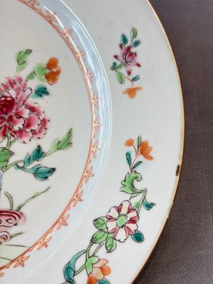 17 Chinese blue, white and famille rose plates and an Imari-style tea caddy — 照片 64
