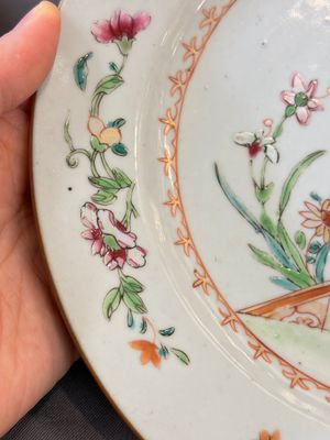 17 Chinese blue, white and famille rose plates and an Imari-style tea caddy — 照片 65