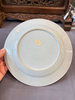 17 Chinese blue, white and famille rose plates and an Imari-style tea caddy — 照片 67