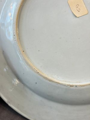 17 Chinese blue, white and famille rose plates and an Imari-style tea caddy — 照片 70