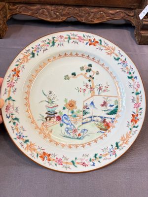 17 Chinese blue, white and famille rose plates and an Imari-style tea caddy — 照片 71