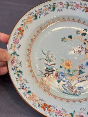 17 Chinese blue, white and famille rose plates and an Imari-style tea caddy — 照片 72