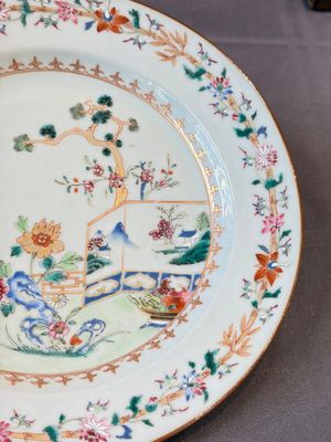 17 Chinese blue, white and famille rose plates and an Imari-style tea caddy — 照片 73