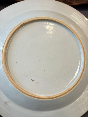 17 Chinese blue, white and famille rose plates and an Imari-style tea caddy — 照片 74
