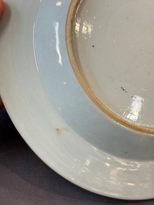 17 Chinese blue, white and famille rose plates and an Imari-style tea caddy — 照片 75