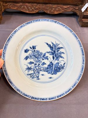 17 Chinese blue, white and famille rose plates and an Imari-style tea caddy — 照片 77
