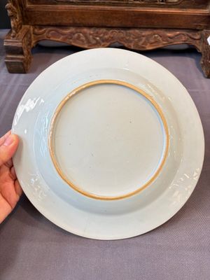 17 Chinese blue, white and famille rose plates and an Imari-style tea caddy — 照片 78