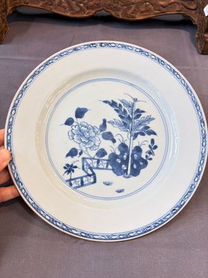 17 Chinese blue, white and famille rose plates and an Imari-style tea caddy — 照片 79