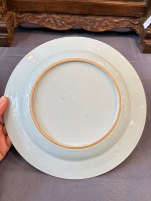 17 Chinese blue, white and famille rose plates and an Imari-style tea caddy — 照片 80