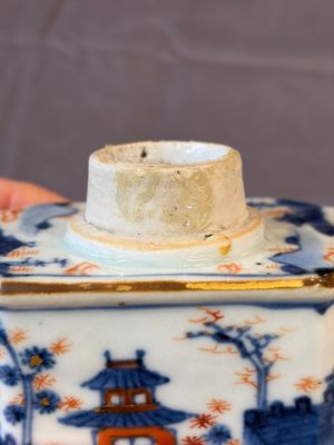 17 Chinese blue, white and famille rose plates and an Imari-style tea caddy — 照片 8
