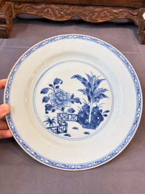 17 Chinese blue, white and famille rose plates and an Imari-style tea caddy — 照片 81