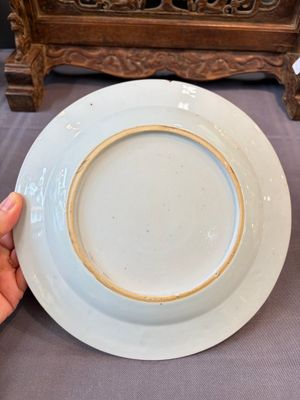 17 Chinese blue, white and famille rose plates and an Imari-style tea caddy — 照片 82