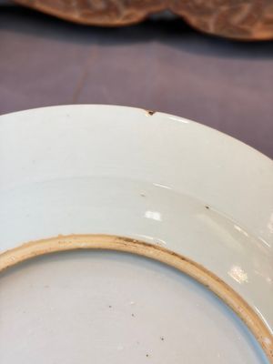 17 Chinese blue, white and famille rose plates and an Imari-style tea caddy — 照片 83