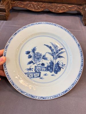 17 Chinese blue, white and famille rose plates and an Imari-style tea caddy — 照片 85