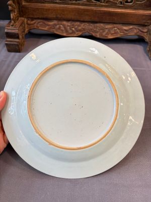 17 Chinese blue, white and famille rose plates and an Imari-style tea caddy — 照片 86