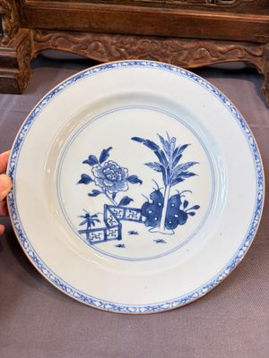 17 Chinese blue, white and famille rose plates and an Imari-style tea caddy — 照片 87