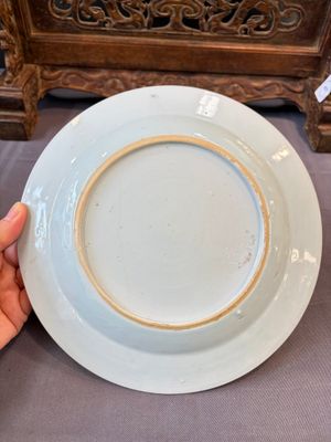 17 Chinese blue, white and famille rose plates and an Imari-style tea caddy — 照片 88