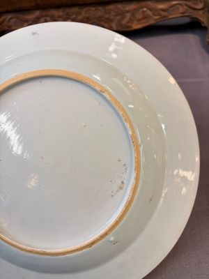 17 Chinese blue, white and famille rose plates and an Imari-style tea caddy — 照片 89