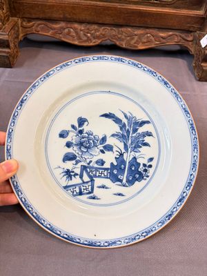 17 Chinese blue, white and famille rose plates and an Imari-style tea caddy — 照片 90
