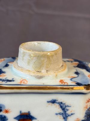 17 Chinese blue, white and famille rose plates and an Imari-style tea caddy — 照片 9