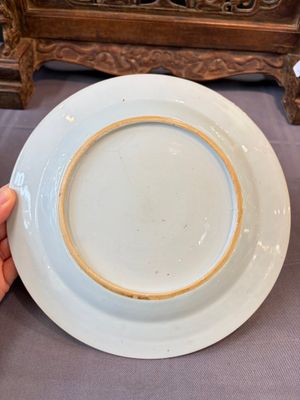 17 Chinese blue, white and famille rose plates and an Imari-style tea caddy — 照片 91