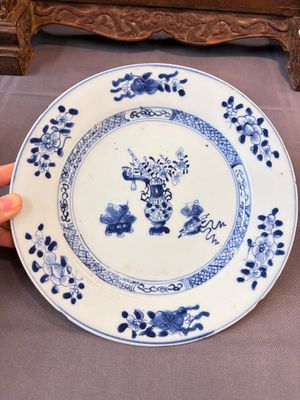 17 Chinese blue, white and famille rose plates and an Imari-style tea caddy — 照片 92