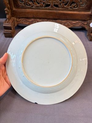17 Chinese blue, white and famille rose plates and an Imari-style tea caddy — 照片 93