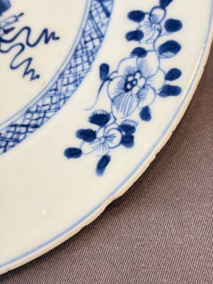 17 Chinese blue, white and famille rose plates and an Imari-style tea caddy — 照片 94