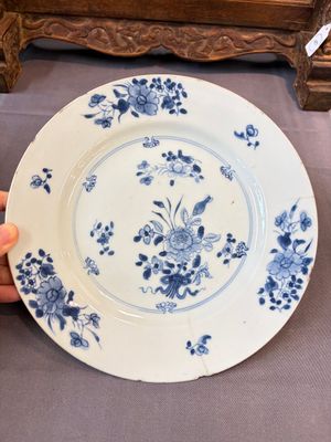 17 Chinese blue, white and famille rose plates and an Imari-style tea caddy — 照片 95