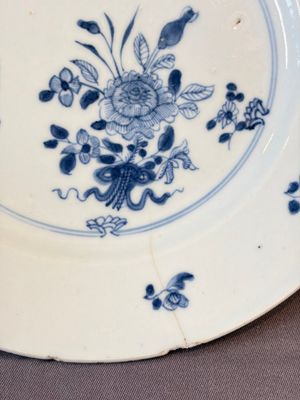 17 Chinese blue, white and famille rose plates and an Imari-style tea caddy — 照片 96