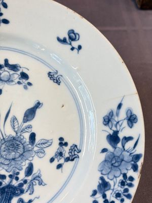 17 Chinese blue, white and famille rose plates and an Imari-style tea caddy — 照片 97
