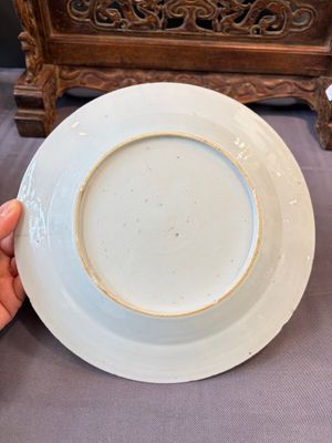 17 Chinese blue, white and famille rose plates and an Imari-style tea caddy — 照片 98