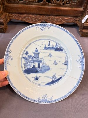 17 Chinese blue, white and famille rose plates and an Imari-style tea caddy — 照片 100