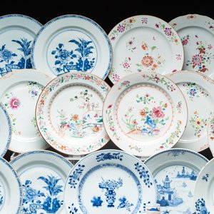 17 Chinese blue, white and famille rose plates and an Imari-style tea caddy — 照片 2