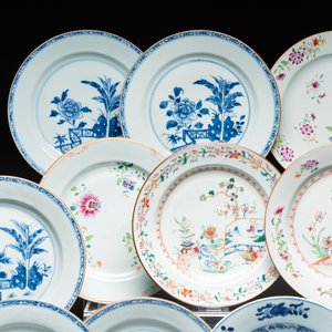 17 Chinese blue, white and famille rose plates and an Imari-style tea caddy — 照片 3