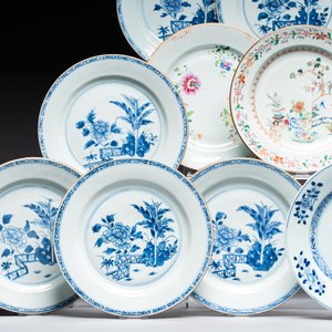 17 Chinese blue, white and famille rose plates and an Imari-style tea caddy — 照片 4