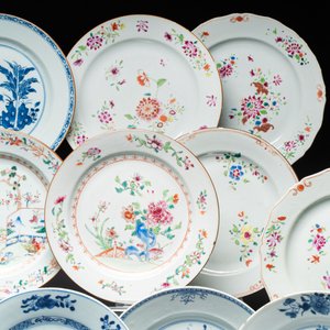 17 Chinese blue, white and famille rose plates and an Imari-style tea caddy — 照片 5