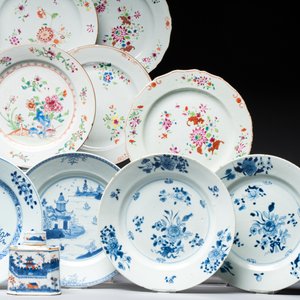 17 Chinese blue, white and famille rose plates and an Imari-style tea caddy — 照片 6
