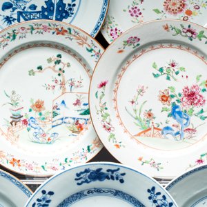 17 Chinese blue, white and famille rose plates and an Imari-style tea caddy — 照片 7