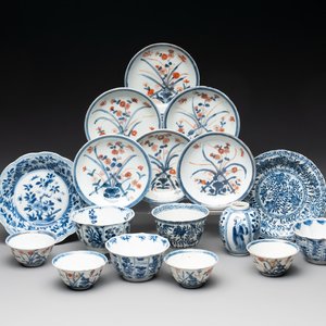 17 Chinese blue, white and Imari-style white wares, Kangxi/Yongzheng — photo 1