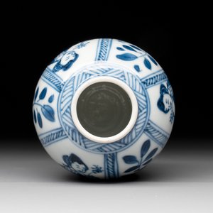17 Chinese blue, white and Imari-style white wares, Kangxi/Yongzheng — photo 11