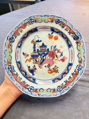 17 Chinese famille rose, Imari-style and European-decorated plates and saucers, Kangxi/Qianlong — 照片 23