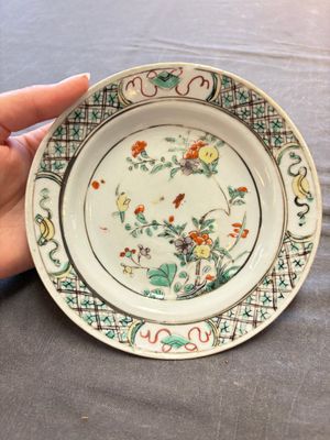 17 Chinese famille rose, Imari-style and European-decorated plates and saucers, Kangxi/Qianlong — 照片 29