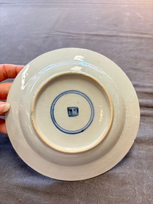 17 Chinese famille rose, Imari-style and European-decorated plates and saucers, Kangxi/Qianlong — 照片 30