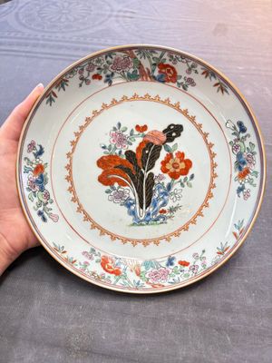 17 Chinese famille rose, Imari-style and European-decorated plates and saucers, Kangxi/Qianlong — 照片 7