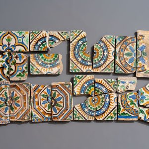 17 polychrome ceiling tiles and fragments, Spain, 16th C. — photo 1