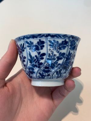 18 Chinese blue and white cups and 16 saucers with floral design, jade mark, Kangxi — photo 101
