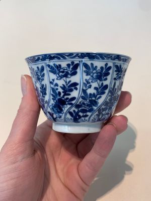 18 Chinese blue and white cups and 16 saucers with floral design, jade mark, Kangxi — photo 102