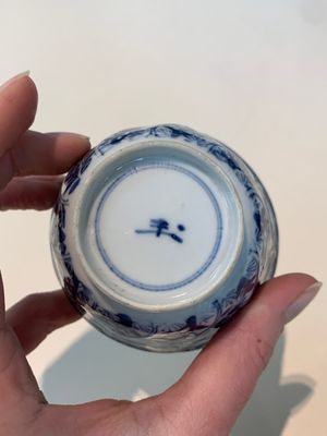 18 Chinese blue and white cups and 16 saucers with floral design, jade mark, Kangxi — photo 104