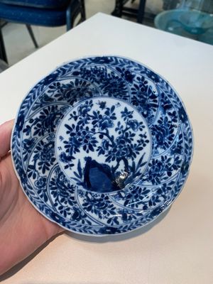 18 Chinese blue and white cups and 16 saucers with floral design, jade mark, Kangxi — photo 11